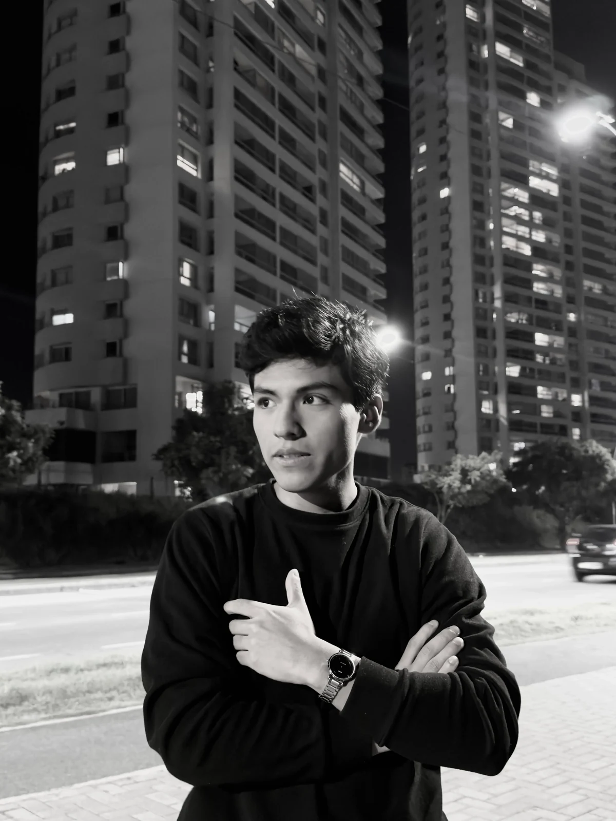 Retrato en blanco y negro de Alessandro Gonzales, Founder & CEO de AlessandroSolutions